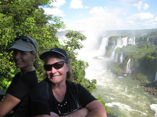 Silvia Bergamasco y Raine Golab en las cataratas del Iguazú. Silvia  Bergamasco and Raine Golab at Iguazu cataracts