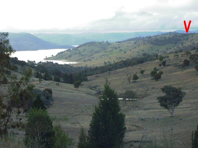 The waters of Wyangala Dam make a pleasant backdrop when approaching the Confluence from the south.