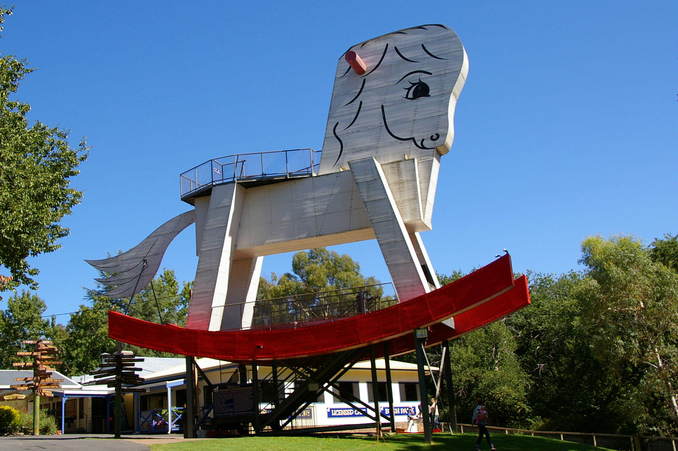 Any visitor to this confluence should see the Worlds Largest Rocking Horse, north of the Confluence