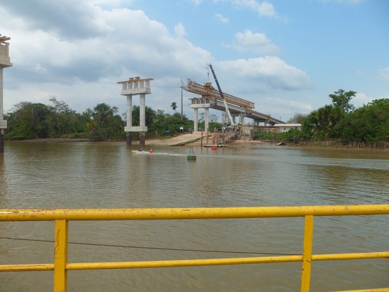Balsa para travessia do rio Igarapé-Miri e ponte em construção - ferry crossing Igarapé-Miri River and bridge being constructed