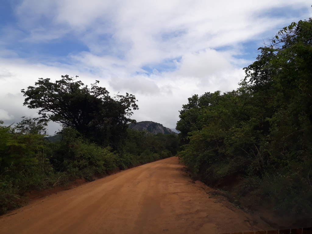 Estrada de terra principal, que liga Pedra Azul a Almenara - main dirt road that joins Pedra Azul and Almenara cities