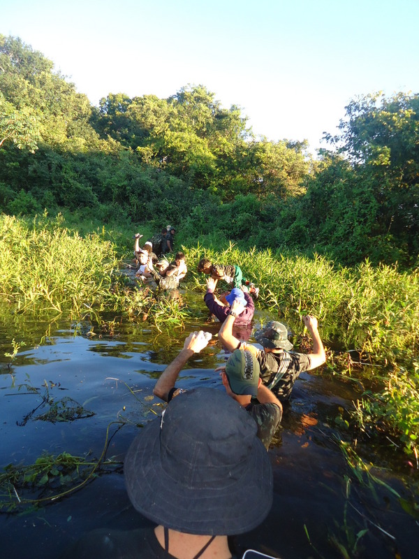 Foto do Grupo no meio do trajeto a pé - com água na altura do peito. Hiking through the water