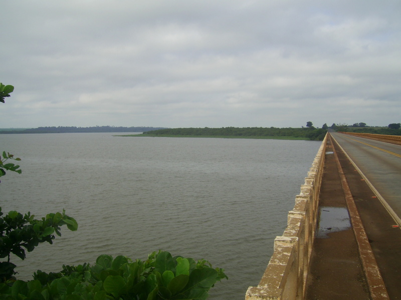 Ponte sobre o rio Tibagi, próximo à represa Capivara - bridge over Tibagi river, near Capivara dam