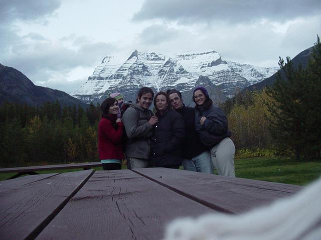 Foto del grupo en el cercano Mt. Robson. / The group's picture at near by Mt. Robson