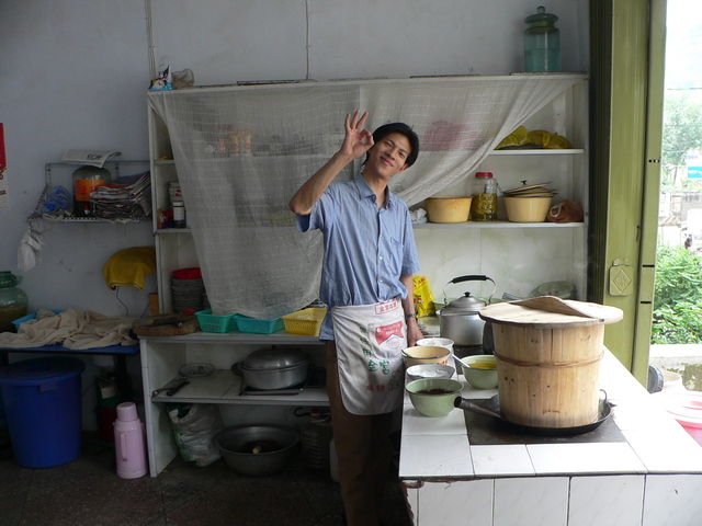 The restaurant owner in Bìjié who hates Americans.