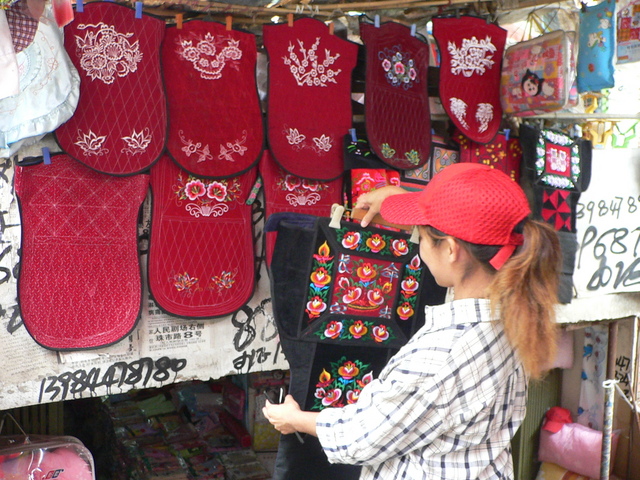 Ah Feng buying souvenirs in Bìjié.