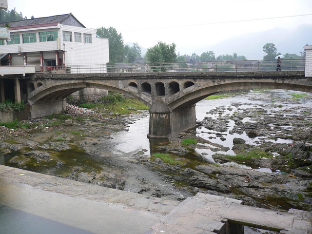River and bridge in Pǔjué.