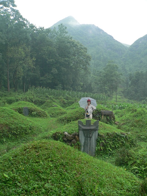 Ah Feng amid Tiānkuàngpō's graveyard.