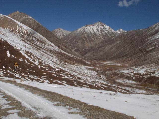 Entrance to U-shaped valley seen from road