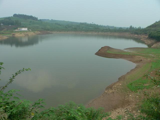 Reservoir 650 metres NNW of confluence.