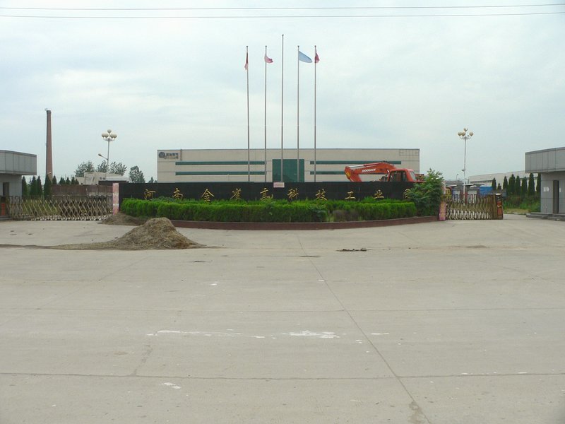 Hénán Jīnquè Electric Co., Ltd., with the confluence 140 m inside, near the smokestack on the left