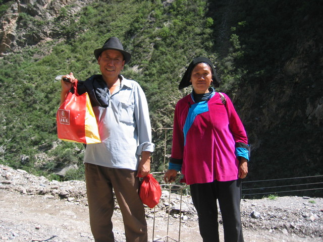 Tibetan couple on their way to Jiabu