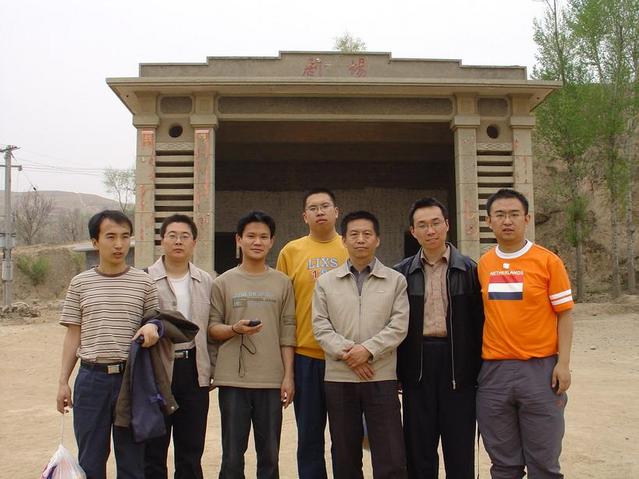 The stage in the east of square(from left:Xiujin,Zhiyong,Xiaobo,Yunbin,Baojin,Tong and Yingzhe)/剧场前面合影