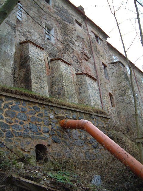 The back of Nižbor Chateau showing the drain pipe that cuts through N50E14.
