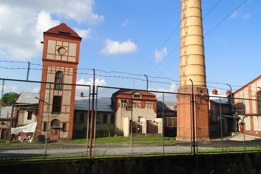 The nearby old factory still works / Старая фабрика неподалеку еще в рабочем состоянии