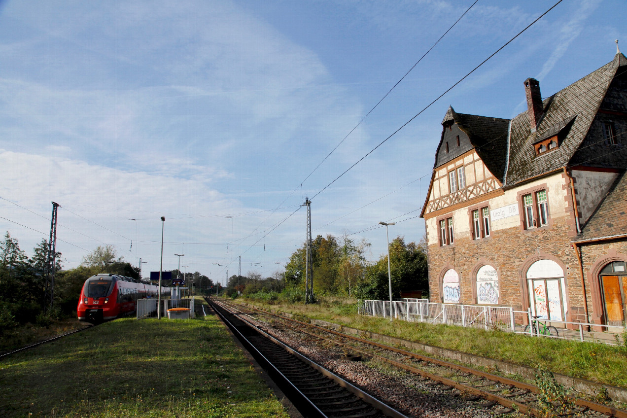 Ürzig station: only 25 m of paved platform, almost a lost place