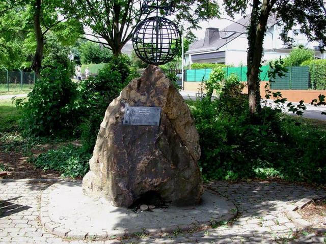 Confluence-monument in Winkel / Schnittpunkt-Denkmal in Winkel