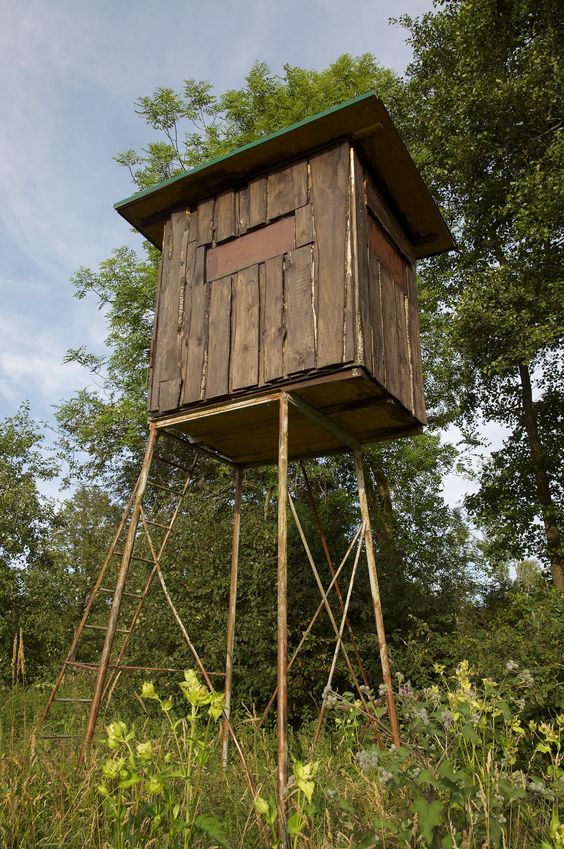 A hunting blind, seen near the confluence point.