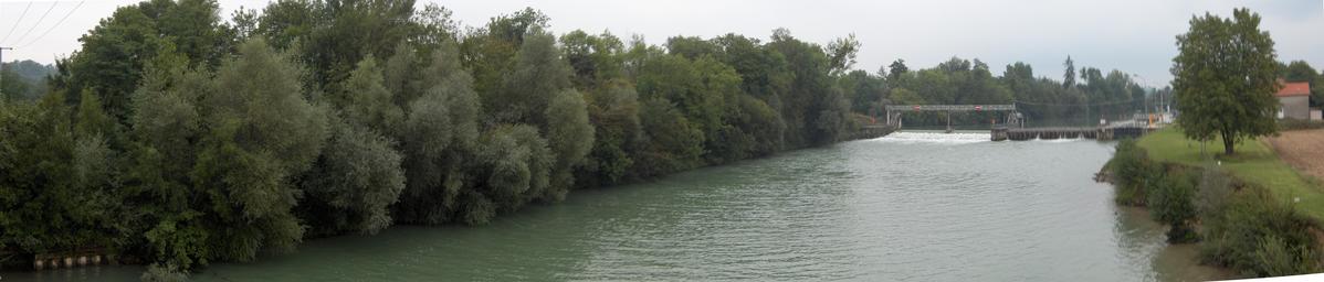 PANORAMIC VIEW OF CONFLUENCE AREA. THE POINT IS IN THE FOREST BESIDE LA MARNE RIVER