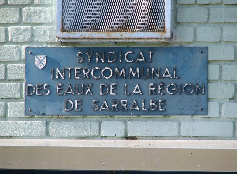 The plate on the water tower ("Intercommunal Water Syndicate of the Sarralbe Region")