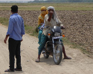 #7: Fahrer mit Dorfbewohnern