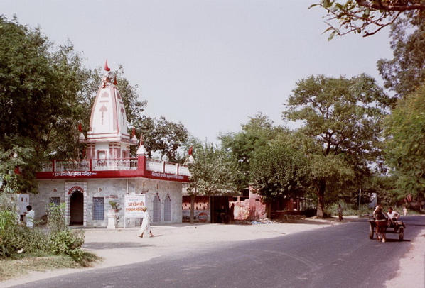 Temple less than 1 km north of confluence - turn from main road here