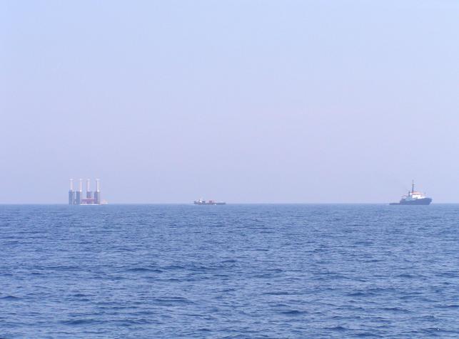Bohrinsel in der Nähe von Pantelleria / oil rig in the region of Pantelleria