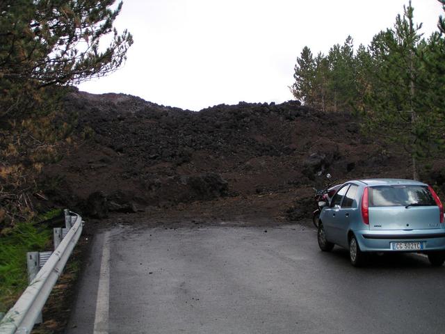 Strasse auf den Ätna verlegt durch Lava / Street to the Etna buried under lava