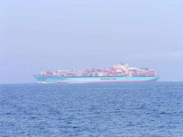 Containerschiff auf dem Weg zum Punkt / Containership crossing our position at the confluence.
