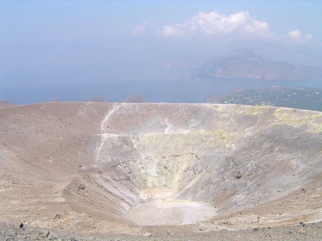 Blick vom Krater auf Vulcano / view from the crater to the island of Vulcano
