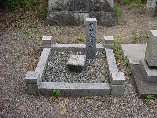 Another view of the monument of intersection (Japan only - old)