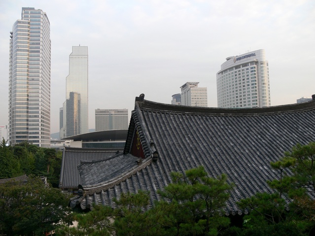 Seoul Skyline / Temple roofs