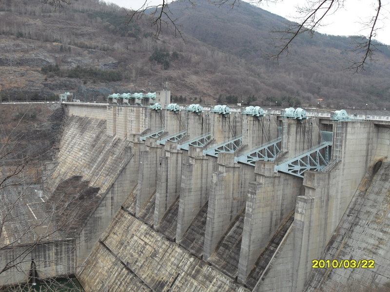 Closer view of the Chungju Dam structure