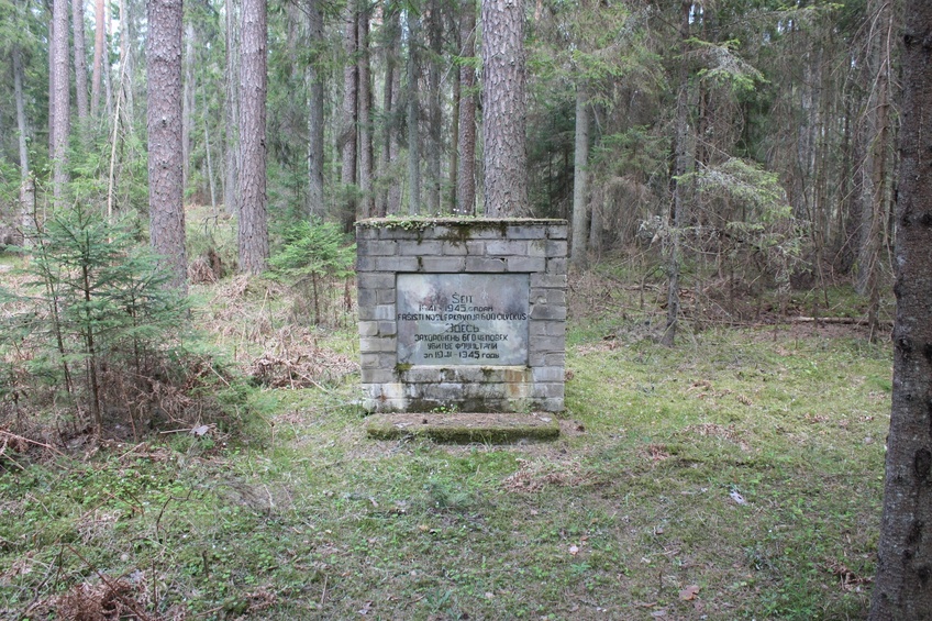 The monument on the mass grave / Монумент на братской могиле