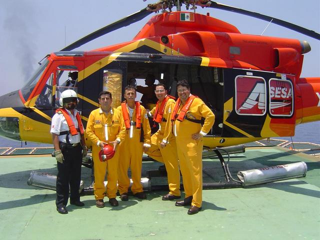 THE HELICOPTER PILOT, THE PLATFORM SAFETY SUPERVISOR, NICOLAS, CARLOS AND ME