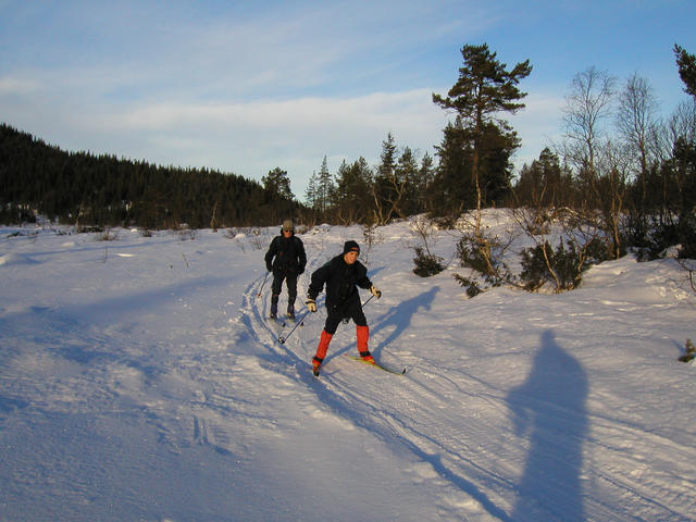 Fredrik and Hans skiing towards the confluence