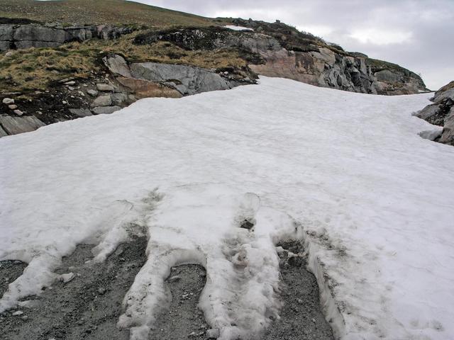Here, at 750 m above sea level, snow blocked the road