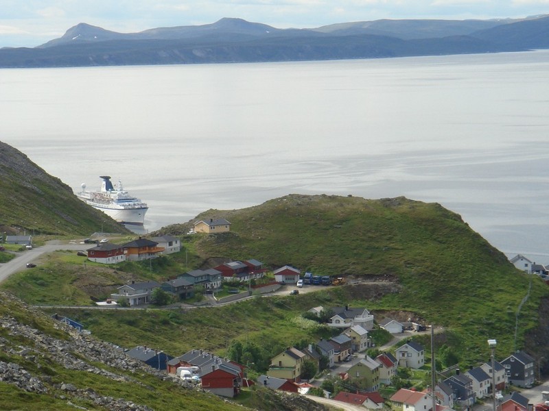Honnigsvåg visit Ship from Hurtigruten Line / Hurtigruten Schiff kommt gerade nach Honningsvåg