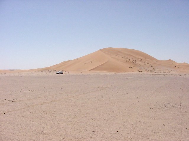 Die Konfluenz liegt ca. 30 km hinter dieser Düne - The Confluence is situated about 30 km behind that dune