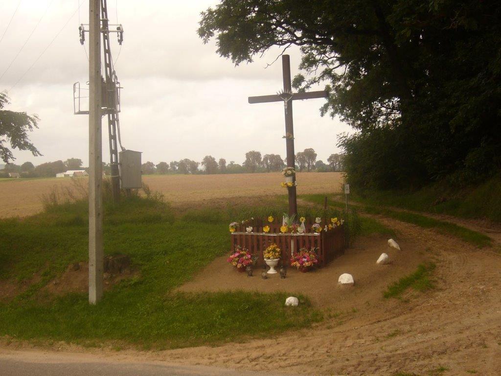 Roadside cross and transformer station - Przydrożny krzyż i stacja transformatorowa