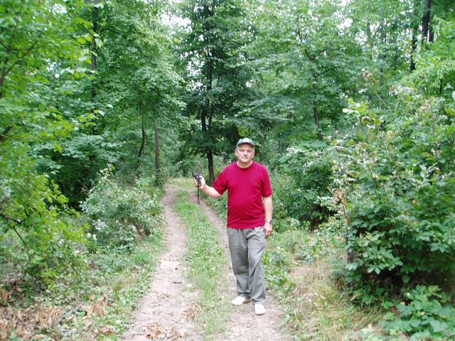 Liviu pe drum, la intrarea in padure/Liviu on the trail, entering the forest