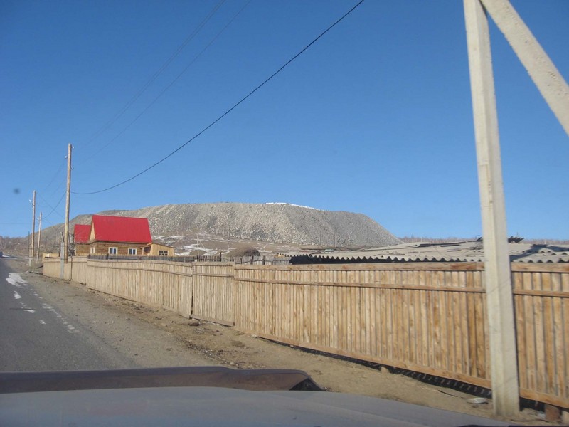 Dumps of ore mining enterprise comes to suburbs/Отвалы ГОК, наступающие на пригород