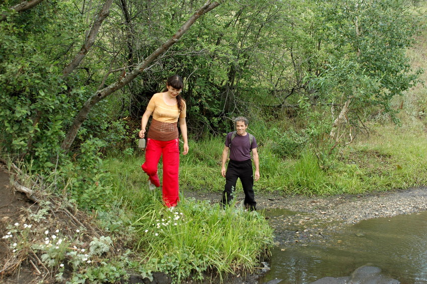 Crossing a small stream/Через ручей