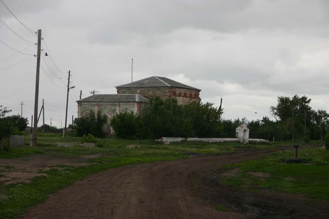 Разрушенный храм в деревне Блюдцы -- Abandoned temple in the town of Blyudtsy