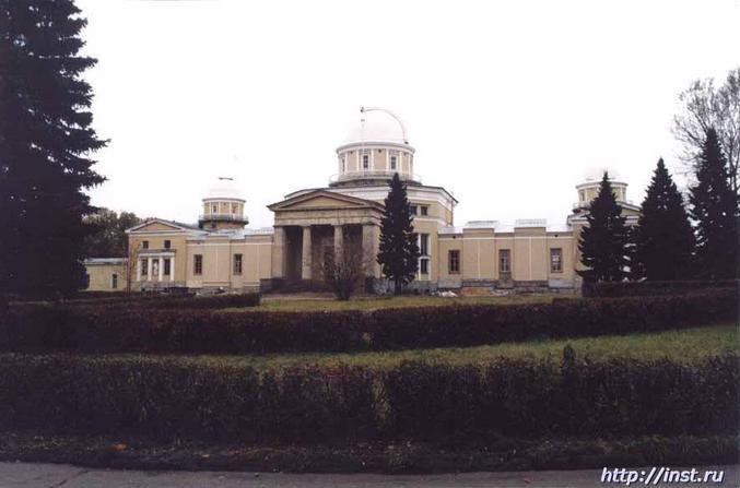 Main building of the observatory. Главное здание обсерватории.