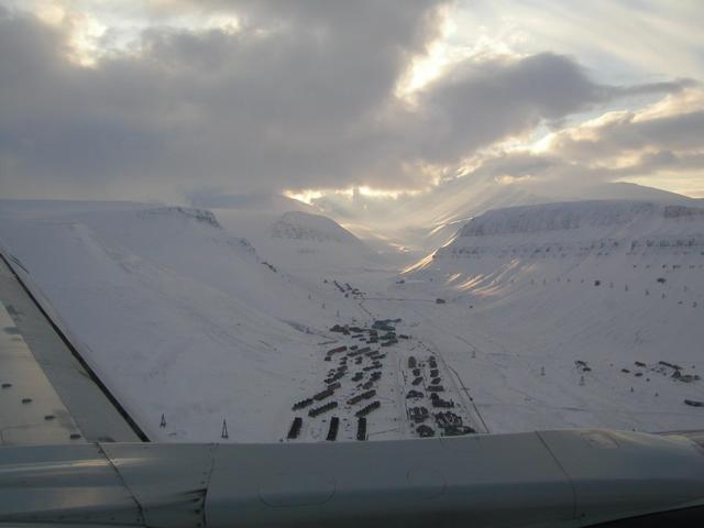 Flying in to Longyearbyen on sunday afternoon
