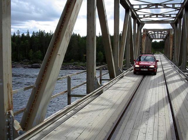 Combined railway and road bridge over Pite älv river
