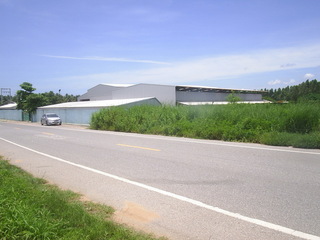 #1: General view of the confluence (looking NW). Gate is left of the car. CP is about 10 m behind right edge of the roof.
