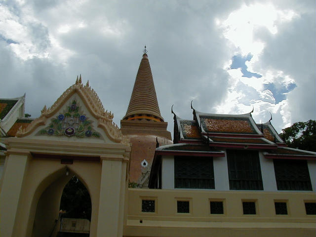 Phra Pathom Chedi in the city of Nakhon Pathom (pop. 60,000). The dome of the 
