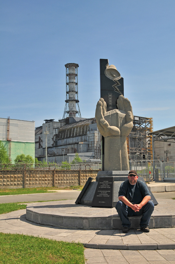 Jan near the Chernobyl nuclear reactor / Jan vor Reaktor #4 in Tschernobyl